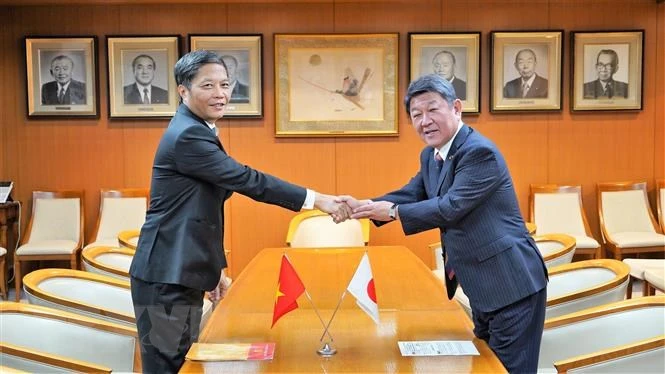 Trưởng Ban Kinh tế Trung ương Trần Tuấn Anh và Tổng thư ký LDP Motegi Toshimitsu. (Ảnh: TTXVN)
