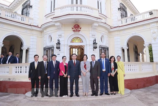 Chủ tịch Quốc hội Vương Đình Huệ chụp ảnh lưu niệm với đại biểu tại Đại sứ quán Việt Nam tại Cuba. (Ảnh: TTXVN)