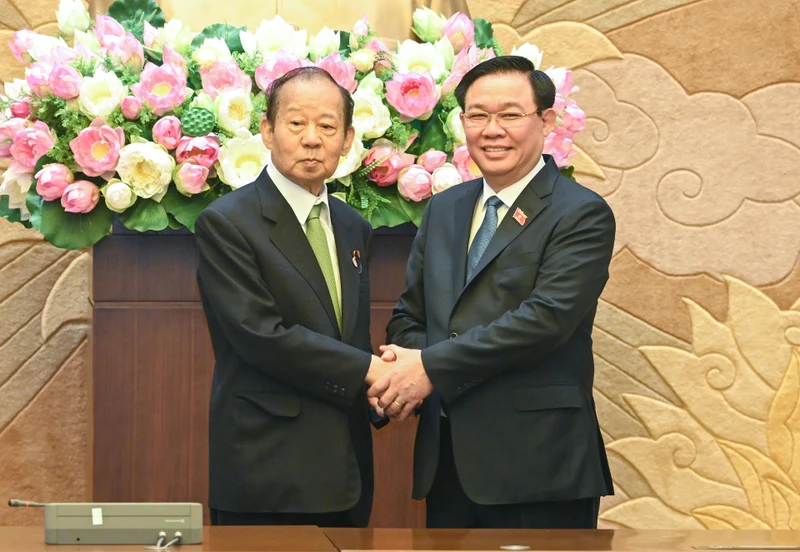 Chủ tịch Quốc hội Vương Đình Huệ và Chủ tịch Liên minh Nghị sĩ hữu nghị Nhật Việt Nikai Toshihiro tại buổi tiếp.