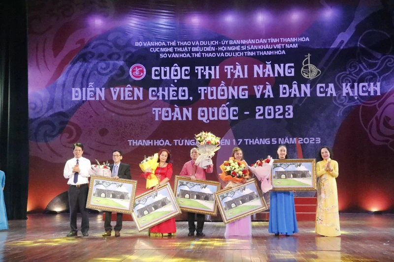 Đại diện Ban tổ chức tặng hoa các thành viên Hội đồng giám khảo Cuộc thi Tài năng diễn viên tuồng và dân ca kịch toàn quốc 2023.