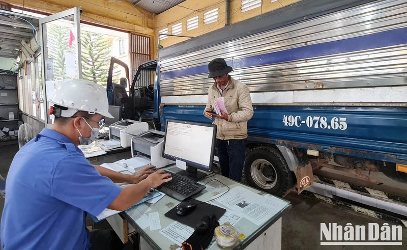 Trung tâm đăng kiểm xe cơ giới Lâm Đồng thuê các thiết bị, hệ thống máy tính để tiếp tục duy trì hoạt động tại các cơ sở đăng kiểm trực thuộc.