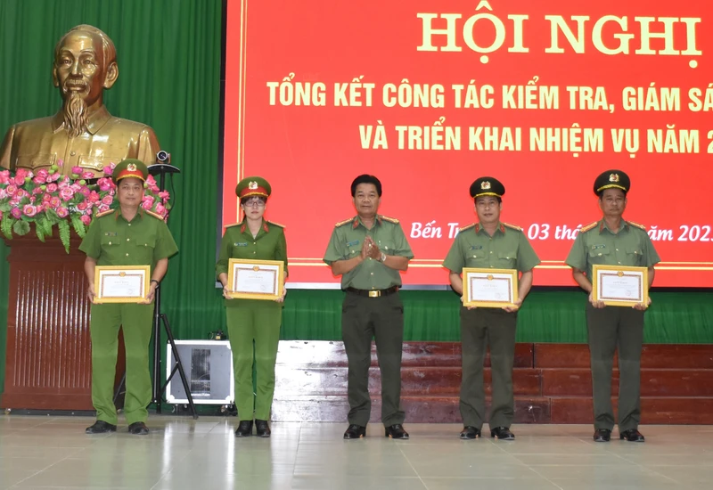 Phòng An ninh chính trị nội bộ nhận giấy khen phong trào thi đua ngành kiểm tra Đảng năm 2022.