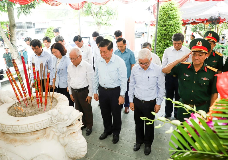 Trưởng Ban Tuyên giáo Trung ương Nguyễn Trọng Nghĩa và Đoàn công tác dâng hương tại Bia tưởng niệm Liệt sĩ suối Mạch Máng.