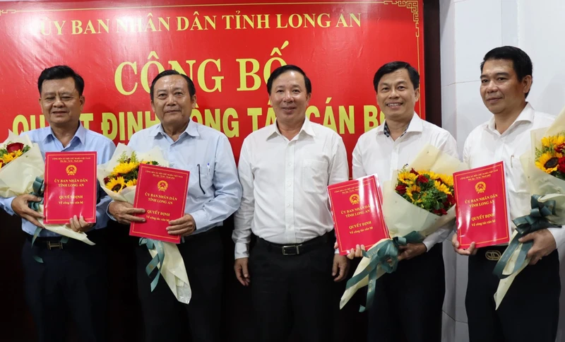 Chủ tịch Ủy ban nhân tỉnh Long An Nguyễn Văn Út trao các quyết định điều động, bổ nhiệm cán bộ huyện Bến Lức, Long An.