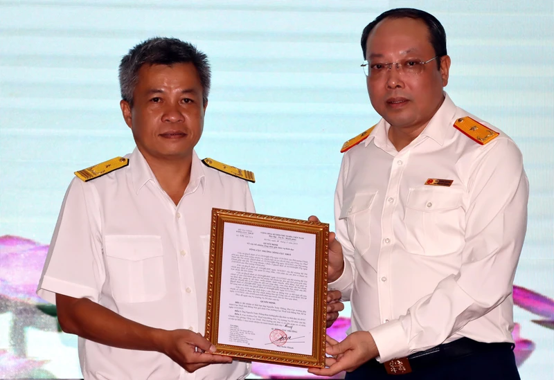 Phó Tổng cục trưởng Tổng cục Thuế Vũ Xuân Bách trao quyết định bổ nhiệm Cục trưởng Cục thuế tỉnh Đồng Nai cho đồng chí Nguyễn Toàn Thắng.