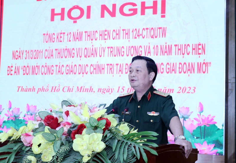 Trung tướng Trần Hoài Trung, Bí thư Đảng ủy, Chính ủy Quân khu 7, chủ trì hội nghị.