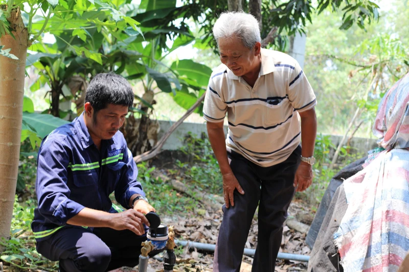 Gia đình ông Ngô Văn Tặng (ấp Lý Thái Bửu, xã Lý Nhơn) vui mừng vì nước sạch từ thành phố đã về đến gia đình.