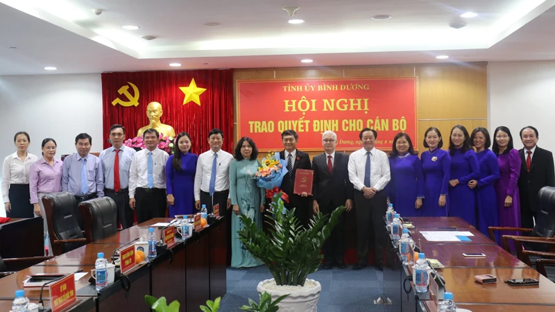Lãnh đạo tỉnh Bình Dương và các đại biểu dự hội nghị chụp hình lưu niệm với đồng chí Nguyễn Văn Lộc.