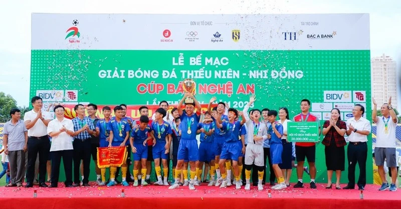 Trao cúp Vô địch cho đội Thiếu niên Quỳnh Lưu.