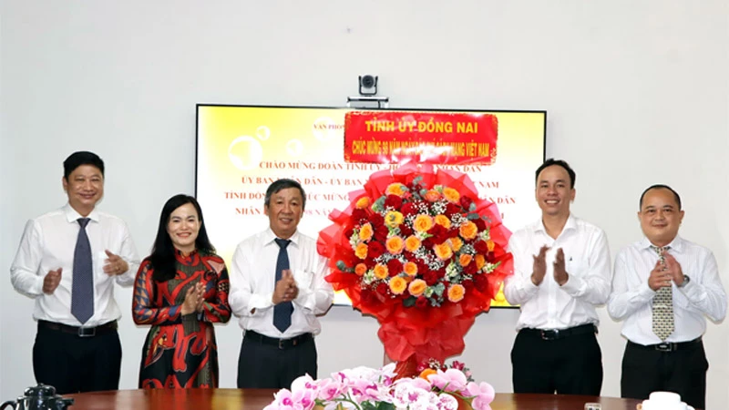 Đồng chí Hồ Thanh Sơn, Phó Bí thư Thường trực Tỉnh ủy Đồng Nai (thứ ba từ trái qua) tặng lẵng hoa chúc mừng Văn phòng đại diện Báo Nhân Dân tại Đồng Nai.