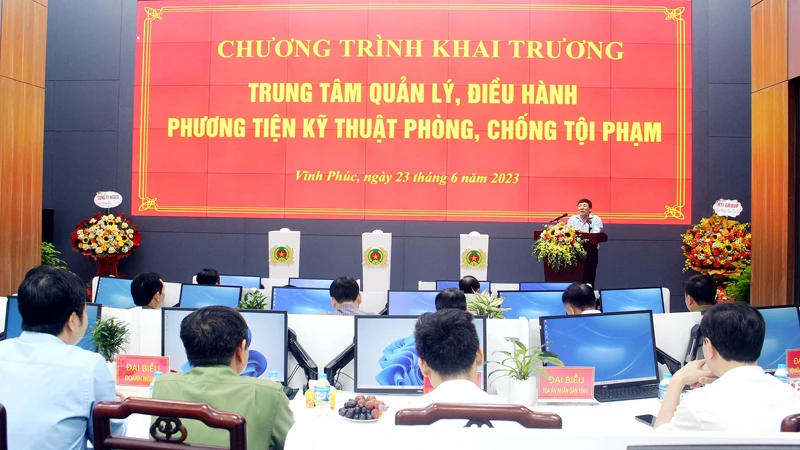 Chủ tịch UBND tỉnh Lê Duy Thành phát biểu tại buổi khai trương Trung tâm Quản lý, điều hành phương tiện kỹ thuật phòng, chống tội phạm. 