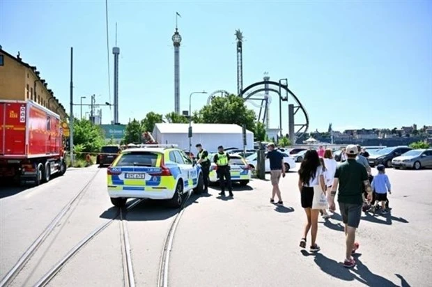 Cảnh sát được triển khai tại hiện trường vụ tàu lượn trật bánh ở công viên giải trí Grona Lund, Thủ đô Stockholm (Thụy Điển) ngày 25/6/2023. (Ảnh: Reuters/TTXVN)
