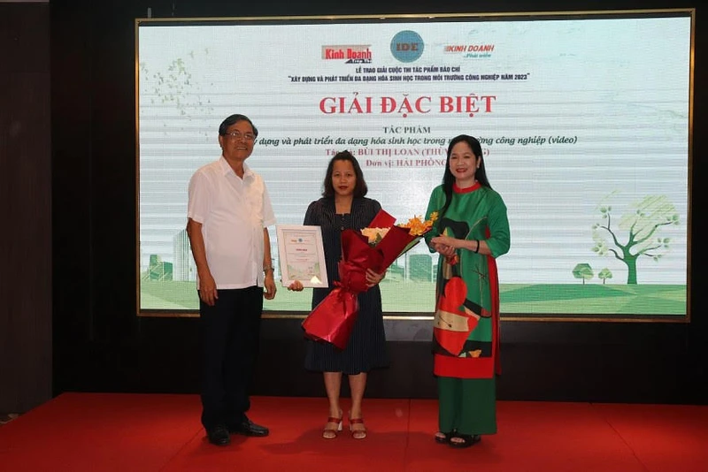 PGS, TS Đặng Văn Thanh, Chủ tịch Hội đồng Quản lý Viện IDE trao giải đặc biệt đến tác giả Bùi Thị Lan và các cộng sự.