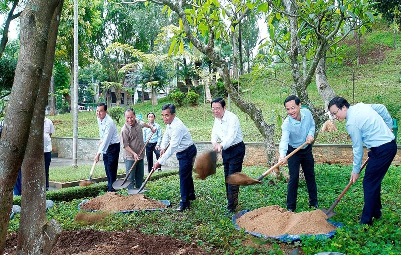 Ủy viên Bộ Chính trị, Bí thư Trung ương Đảng, Trưởng ban Nội chính Trung ương trồng cây lưu niệm tại Quảng trường Đại đoàn kết, TP PleiKu, Gia Lai.
