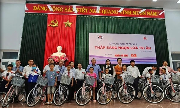 Nguyên Phó Thủ tướng Thường trực Chính phủ Trương Hòa Bình và Ban Tổ chức trao biểu trưng tài trợ xây dựng phòng học tại điểm trường bản 2, thôn 2, xã Thuận, huyện Hướng Hóa.