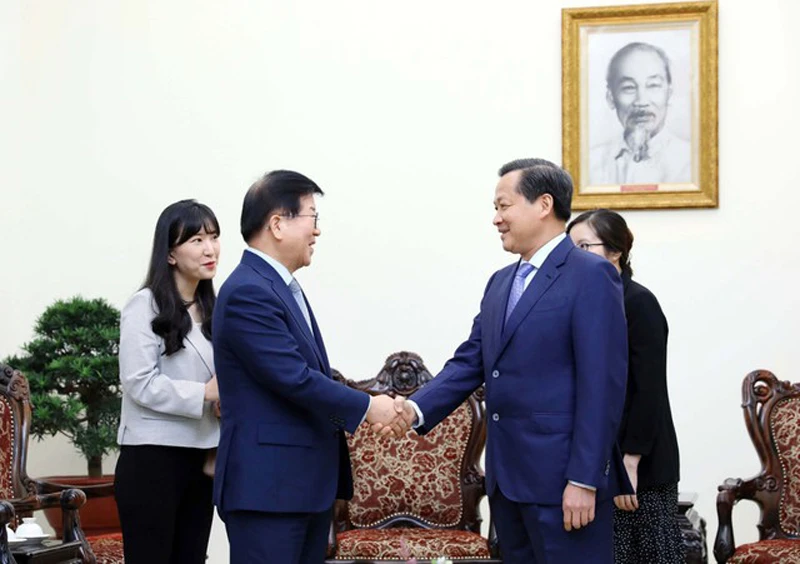Phó Thủ tướng Lê Minh Khái (bên phải) tiếp cựu Chủ tịch Quốc hội Hàn Quốc Park Byeong-seug.