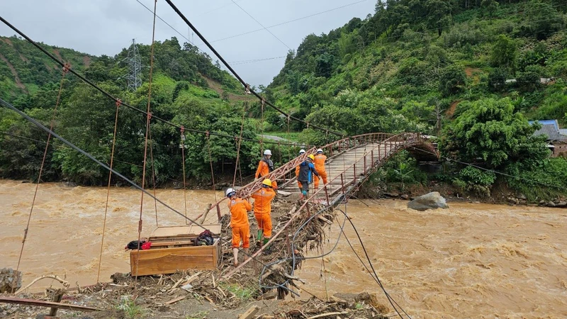 Công nhân PC Yên Bái và các đơn vị liên quan đang khẩn căng lại dây dẫn đường dây 35kV Than Uyên - Mù Cang Chải ( thuộc lộ 376E29.2 phân đoạn Mường Kim - Mù Cang Chải) cấp điện cho huyện Mù Cang Chải, dự kiến trong đêm tối hôm nay hoặc rạng sáng 10/8 sẽ đóng điện trở lại.