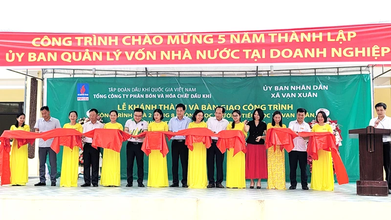 Cắt băng khánh thành Công trình Nhà lớp học Trường tiểu học Vạn Xuân, huyện Thường Xuân, tỉnh Thanh Hóa.