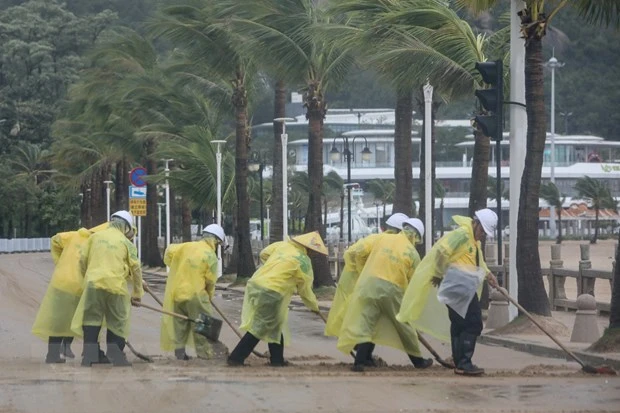 Công nhân dọn dẹp trên đường phố sau khi bão Saola đổ bộ vào thành phố Chu Hải, tỉnh Quảng Đông, Trung Quốc ngày 2/9. (Ảnh: AFP/TTXVN)