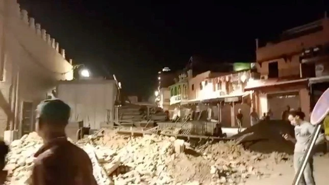 Động đất tàn phá nhà cửa. Ảnh: Reuters