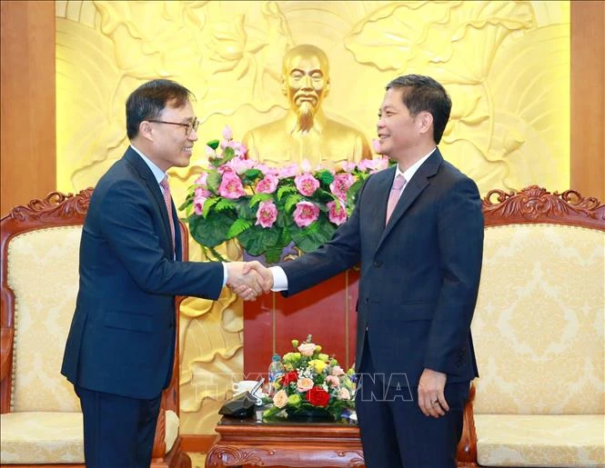 Đồng chí Trần Tuấn Anh, Uỷ viên Bộ Chính trị, Trưởng Ban Kinh tế Trung ương tiếp Đại sứ Hàn Quốc tại Việt Nam Park Noh Wan. Ảnh: TTXVN