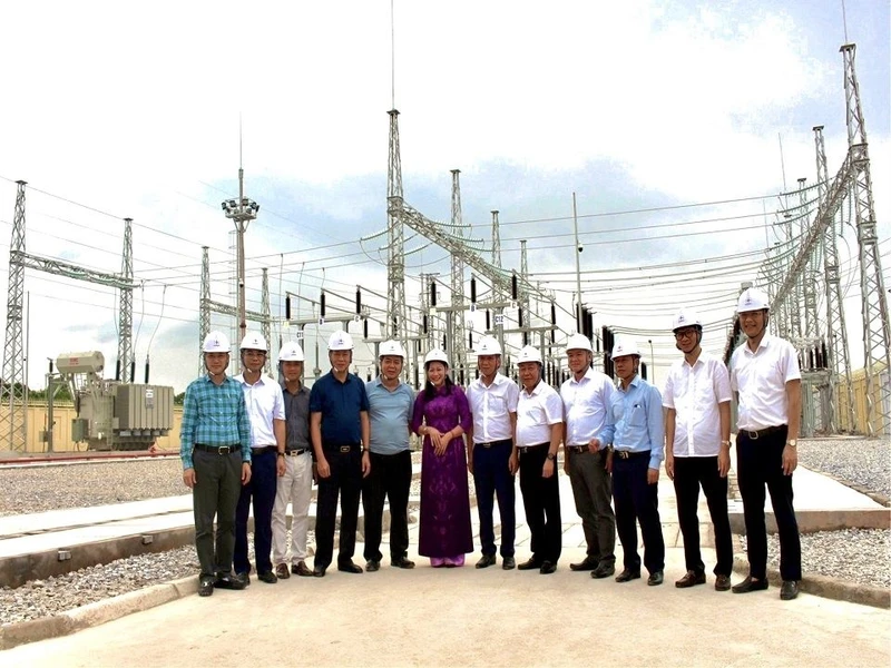 Các đại biểu dự lễ đóng điện đường dây và TBA 110kV Yên Bình 8, tỉnh Thái Nguyên.