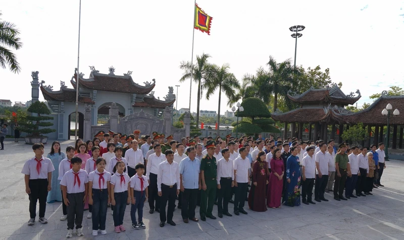 Các đại biểu dự lễ dâng hương kỷ niệm 120 năm ngày sinh đồng chí Lương Khánh Thiện.
