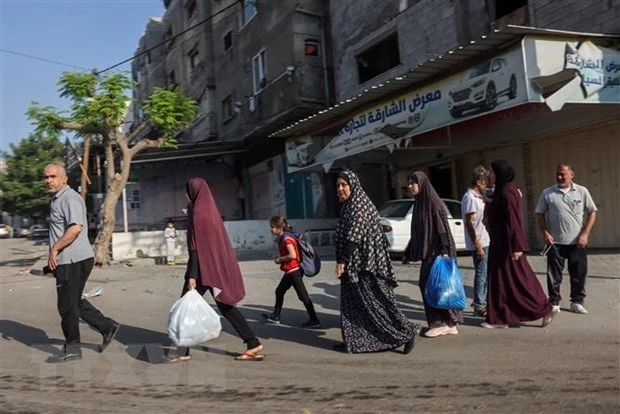 Người dân Palestine sơ tán tới các khu vực an toàn sau các cuộc không kích của Israel, ngày 13/10/2023. (Ảnh: AFP/TTXVN)