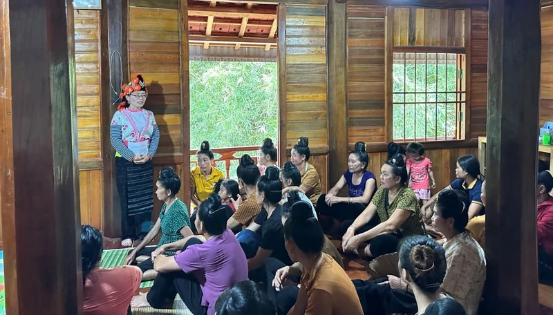 Cán bộ Hội Phụ nữ xã Hua Thanh tuyên truyền kiến thức pháp luật đến nhân dân trên địa bàn.