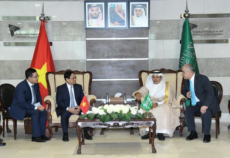 Thủ tướng Phạm Minh Chính tiếp lãnh đạo Liên đoàn các Phòng Thương mại Saudi Arabia.