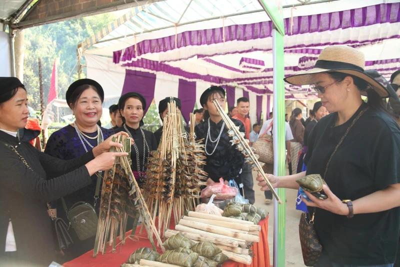 Các sản phẩm được chế biến từ cá chép ruộng được người dân xã Mậu Duệ đem đến lễ hội Tết cá.