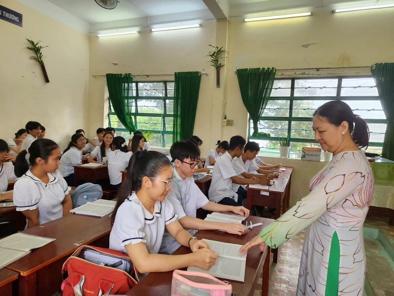 Cô Đinh Thị Minh Nguyệt, giáo viên môn Ngữ Văn, Trường phổ thông dân tộc nội trú Trung học phổ thông tỉnh Kiên Giang trong giờ lên lớp. 