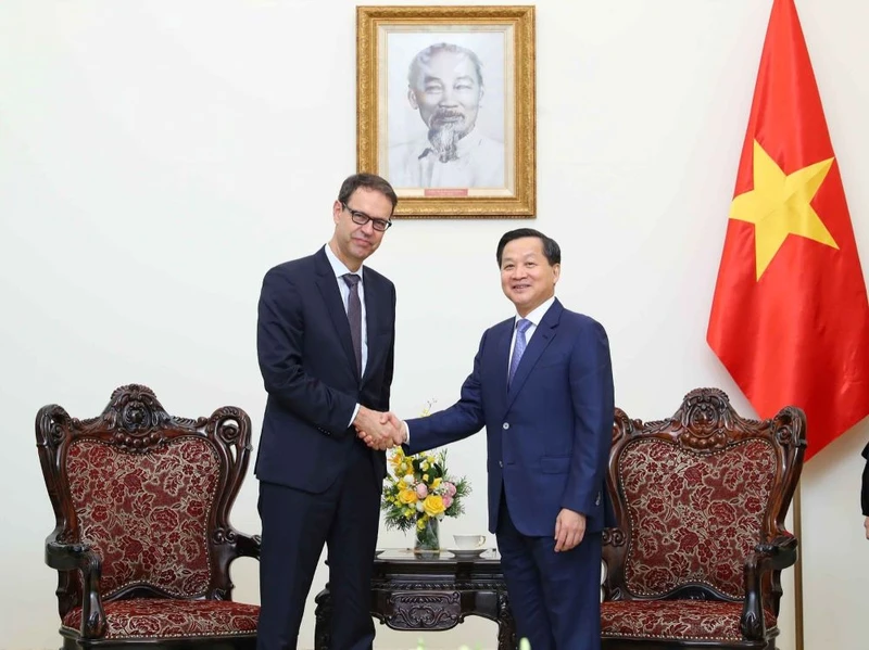 Phó Thủ tướng Chính phủ Lê Minh Khái tiếp Quốc vụ khanh Bộ Kinh tế, Giáo dục và Nghiên cứu Thụy Sĩ Dominique Paravicini.