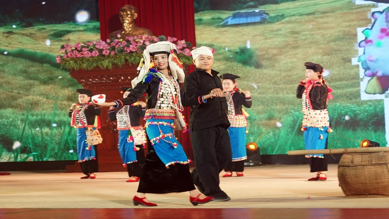 Trình diễn trang phục dân tộc Si La của Lai Châu.