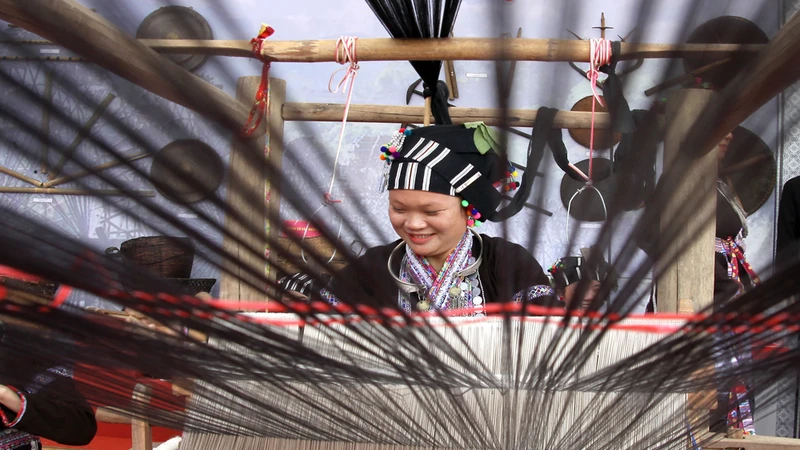 Trình diễn nghề dệt của đồng bào dân tộc Lự tại Lai Châu.