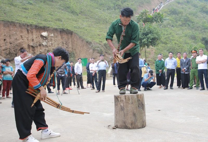 Biểu diễn múa khèn của đồng bào dân tộc H’Mông xã Hồng Ngài, huyện Bắc Yên. 