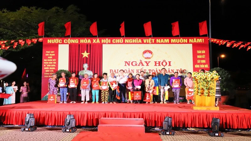 Phó Thủ tướng Lê Minh Khái tặng quà cho các gia đình chính sách khó khăn tại Ngày hội.