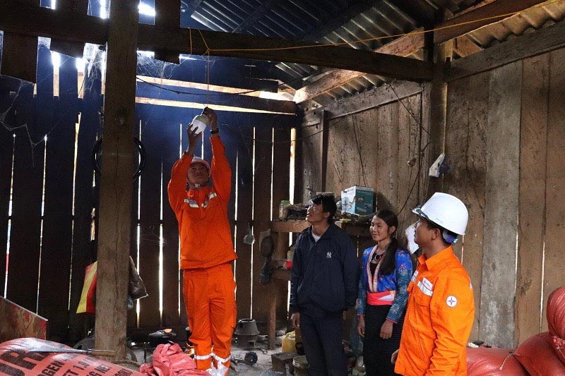 Công nhân điện lực Điện Biên Đông hướng dẫn người dân bản Tồng Sớ sử dụng thiết bị điện an toàn, hiệu quả.