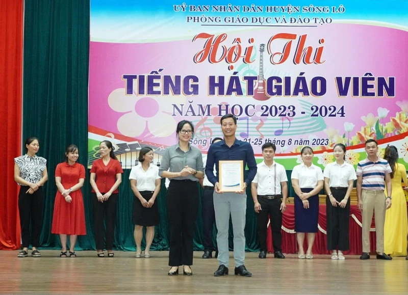 Trưởng Phòng Giáo dục và Đào tạo Nguyễn Thị Thu Hương trao giải cho các thí sinh tại Hội thi tiếng hát giáo viên.