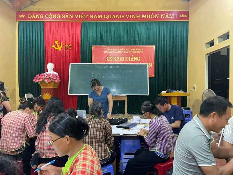 Lớp học xoá mù chữ ở thôn Nà Sla, xã Thạch Đạn, huyện Cao Lộc, tỉnh Lạng Sơn.