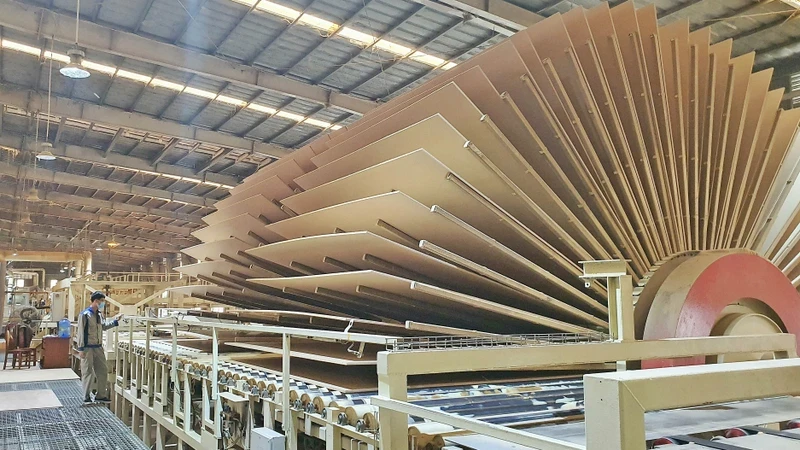 Sản xuất ván gỗ của Công ty Cổ phần Gỗ MDF VRG Quảng Trị ở Khu công nghiệp Quán Ngang