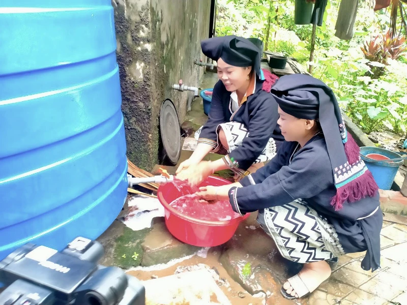 Người dânxã Cao Sơn, huyện Đà Bắc sử dụng téc nước được cấp cho sinh hoạt.