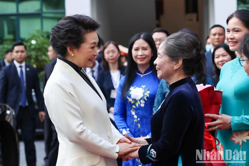 Phu nhân Tổng Bí thư Nguyễn Phú Trọng đón Phu nhân Tổng Bí thư, Chủ tịch Trung Quốc Tập Cận Bình tới thăm Bảo tàng Phụ nữ Việt Nam.