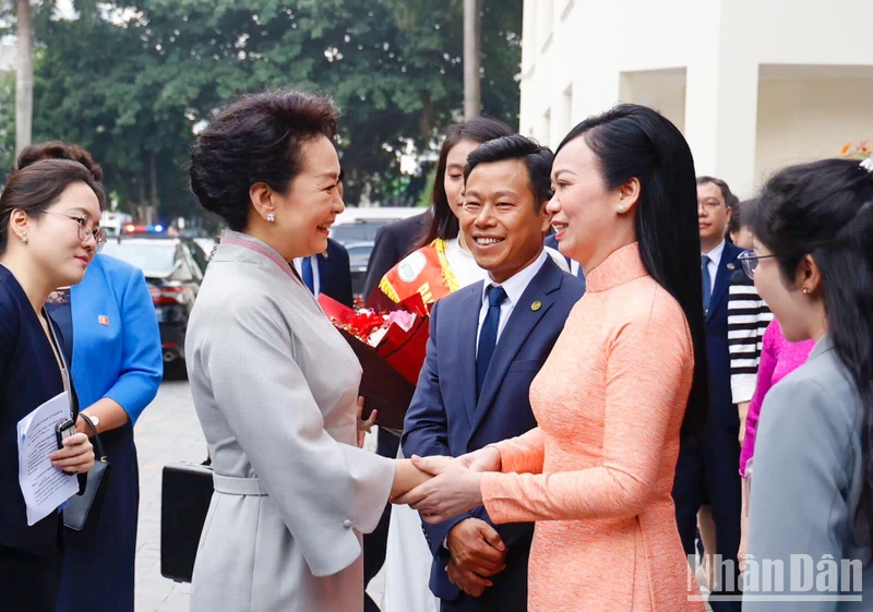 Phu nhân Chủ tịch nước Võ Văn Thưởng đón Phu nhân Tổng Bí thư, Chủ tịch Trung Quốc Tập Cận Bình tại Đại học Quốc gia Hà Nội.
