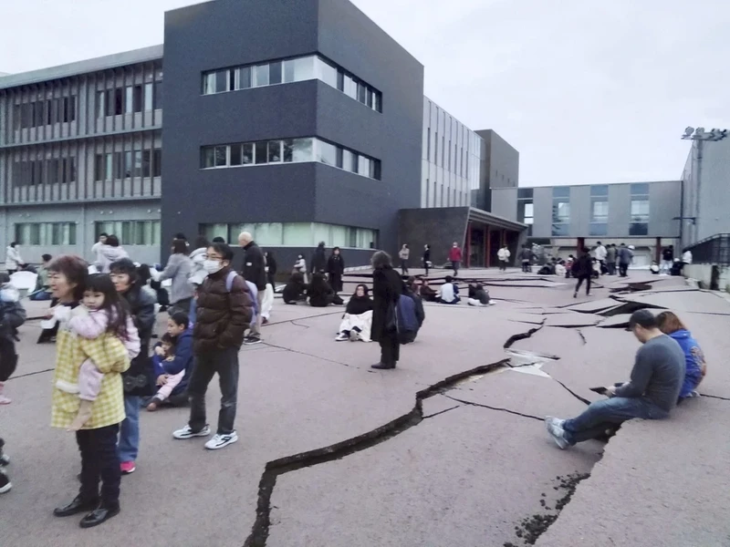 Một vết nứt lớn gây ra bởi động đất tại Wajima, tỉnh Ishikawa, Nhật Bản ngày 1/1/2024. (Ảnh: Kyodo/TTXVN)