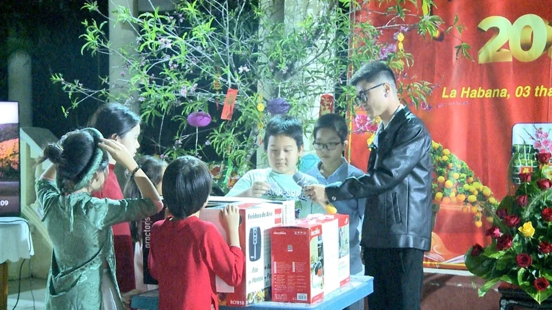 Sinh viên, học sinh Việt Nam tại Cuba chơi hái hoa dân chủ và quay sổ xố gây quỹ cho các hoạt động của Đoàn TNCS Hồ Chí Minh tại Cuba. Ảnh: Mai Phương/TTXVN