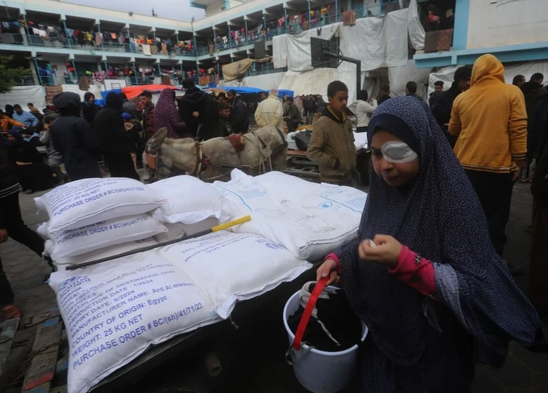 Người dân chờ nhận lương thực cứu trợ của UNRWA tại Rafah, Dải Gaza. Ảnh: THX/TTXVN
