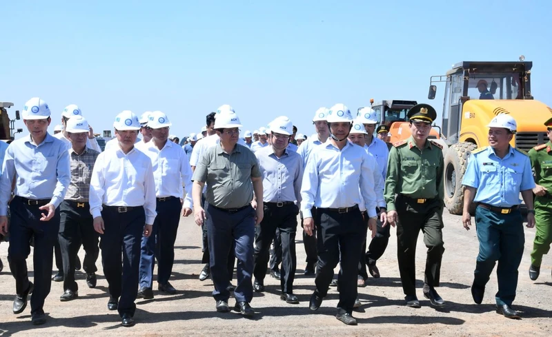 Thủ tướng Phạm Minh Chính đi thị sát công trường xây dựng Cảng hàng không quốc tế Long Thành.