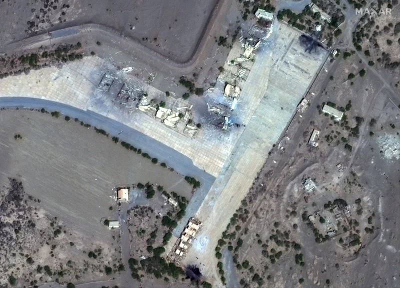 View - Mỹ và Anh không kích sân bay Hodeidah ở Yemen