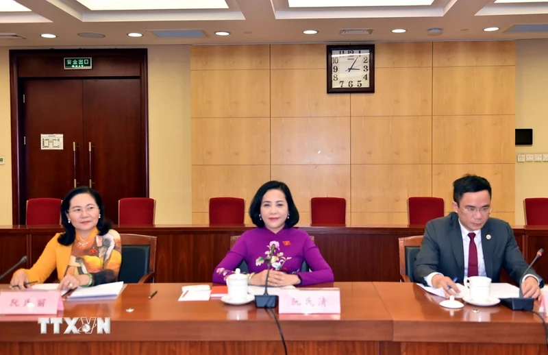 Trưởng Ban Công tác đại biểu thuộc Ủy ban Thường vụ Quốc hội Nguyễn Thị Thanh (giữa) tại buổi làm việc. (Ảnh: TTXVN)